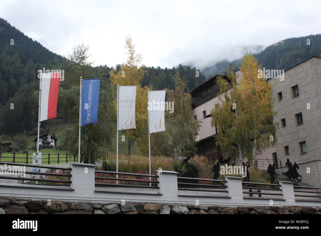 Direkt neben dem ANDREUS Mannschaftshotel befindet sich die 18-Loch Golfanlage - WM-Vorbereitung Fussball Nationalmannschaft a St. Leonhard / San Leonardo / Südtirol / Alto Adige 2014 Foto Stock