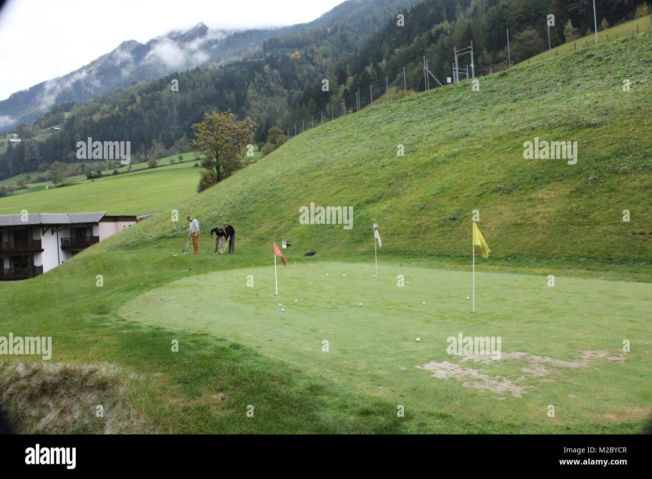 Direkt neben dem ANDREUS Mannschaftshotel befindet sich die 18-Loch Golfanlage - WM-Vorbereitung Fussball Nationalmannschaft a St. Leonhard / San Leonardo / Südtirol / Alto Adige 2014 Foto Stock