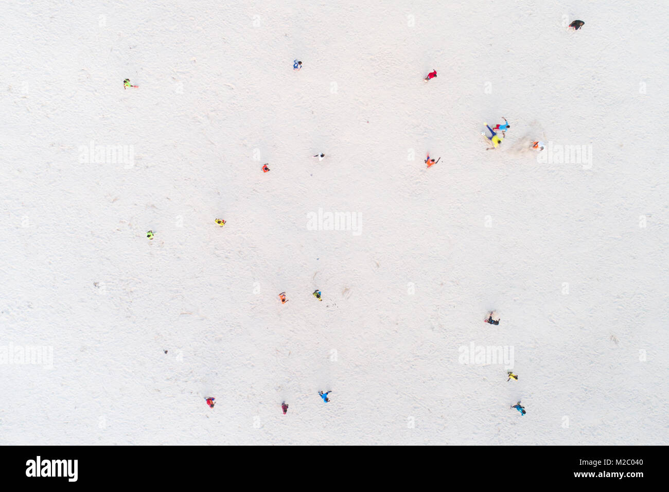 Vista aerea del sandy di calcio con giocatori in Africa Foto Stock