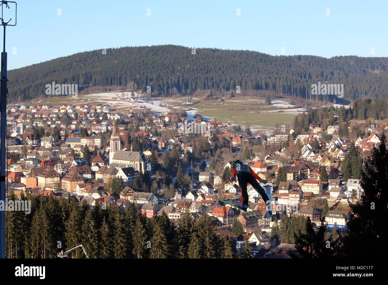Die Weltelite der Skispringer im Anflug auf Titisee-Neustadt - Weltcup Skispringen Titisee-Neustadt Qualifikation Foto Stock