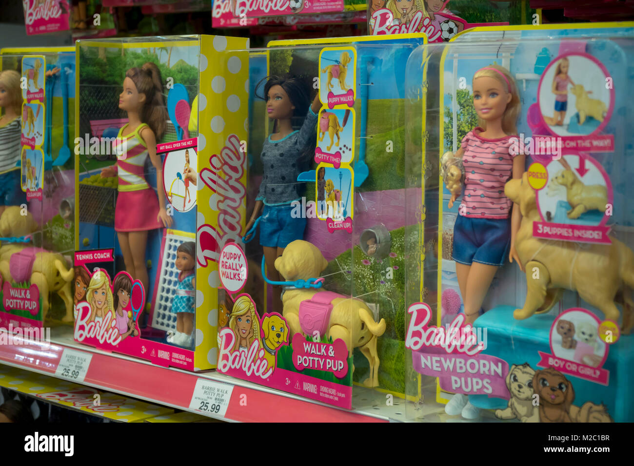 Un assortimento di vari Mattel bambole Barbie in Toys R Us ubicazione in  Times Square a New York venerdì, 2 febbraio 2018. Mattel ha recentemente  riportato di quarto trimestre le vendite, la