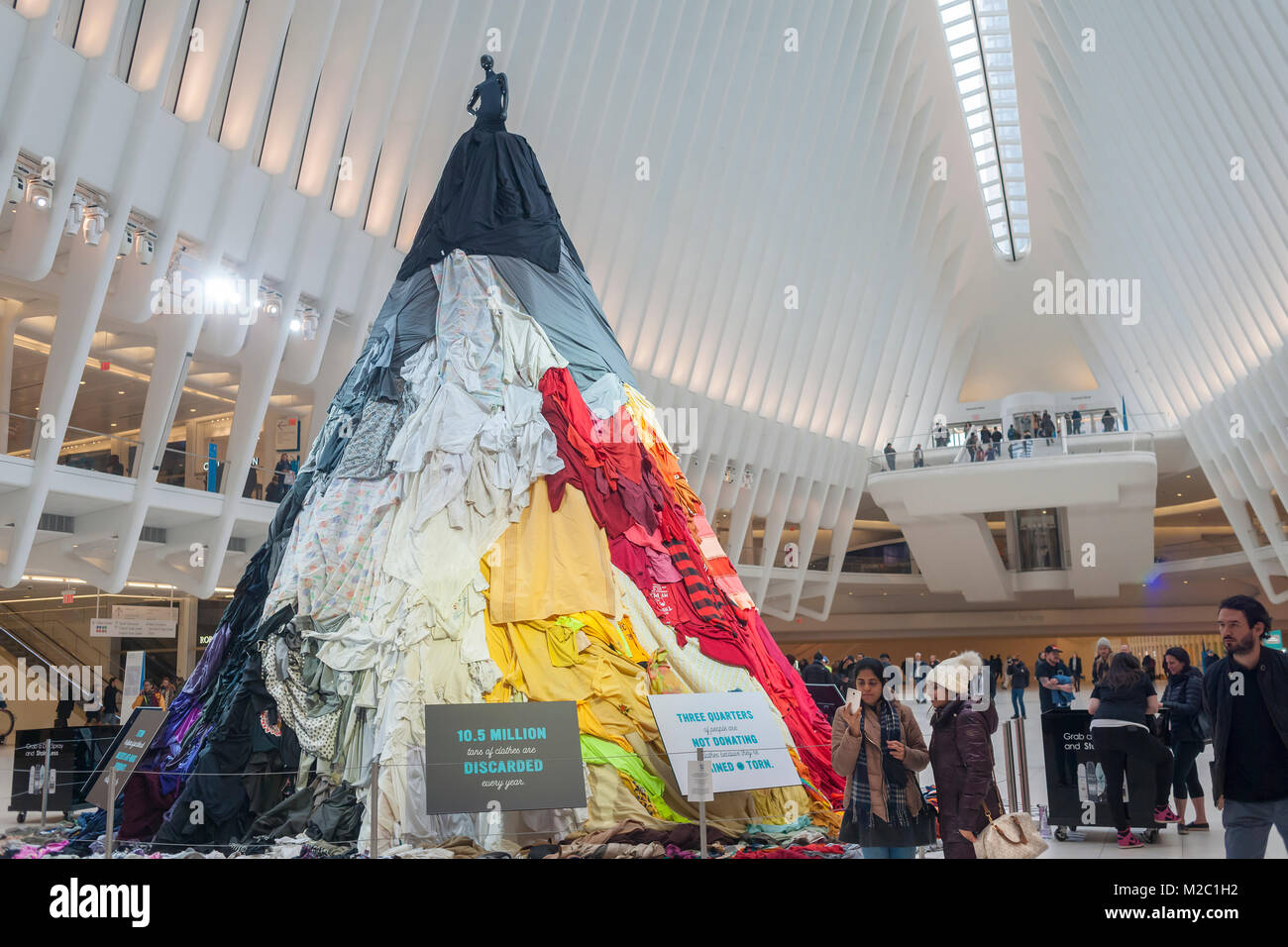Un 26 piedi di altezza compresa installazione di migliaia di articoli di  abbigliamento usato è visto nell'occhio di Westfield World Trade Center su  Martedì, 6 febbraio 2018. L'evento sponsorizzato da Unilever deodoranti