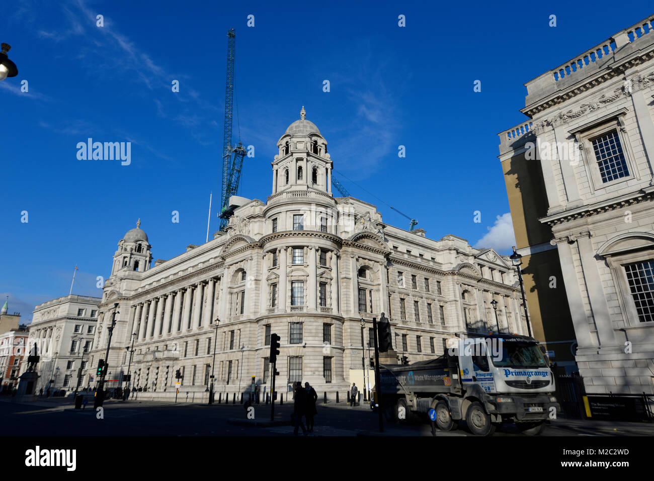Vecchia guerra Edificio per uffici di Londra alla riqualificazione luxury hotel & residence dal gruppo Toureen per Raffles la catena del primo albergo nel Regno Unito. Costruzione Foto Stock