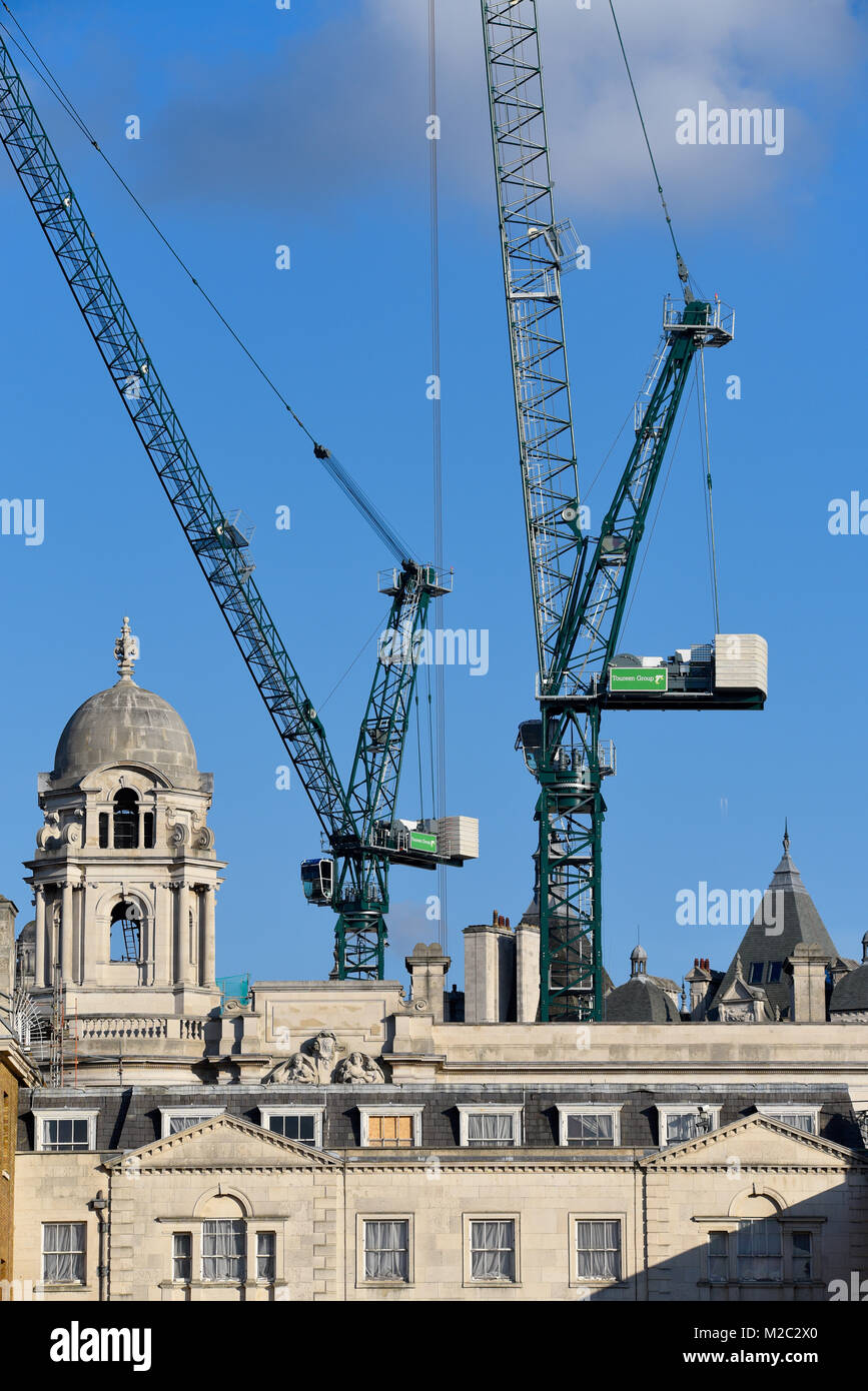 Vecchia guerra Edificio per uffici di Londra alla riqualificazione luxury hotel & residence dal gruppo Toureen per Raffles la catena del primo albergo nel Regno Unito. Costruzione Foto Stock