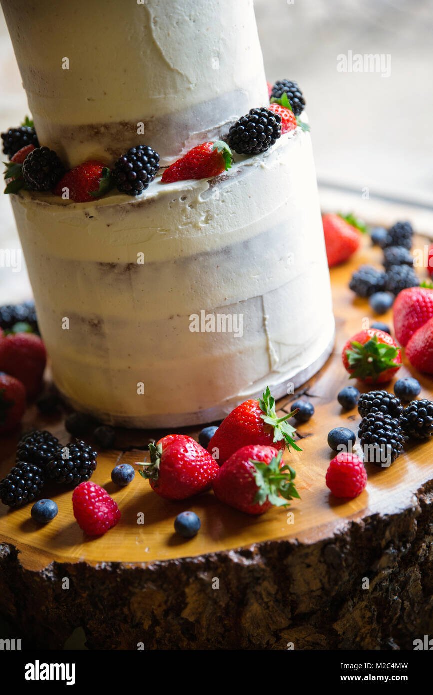 Frutta fresca di tiered celebrazione torta, close-up Foto Stock
