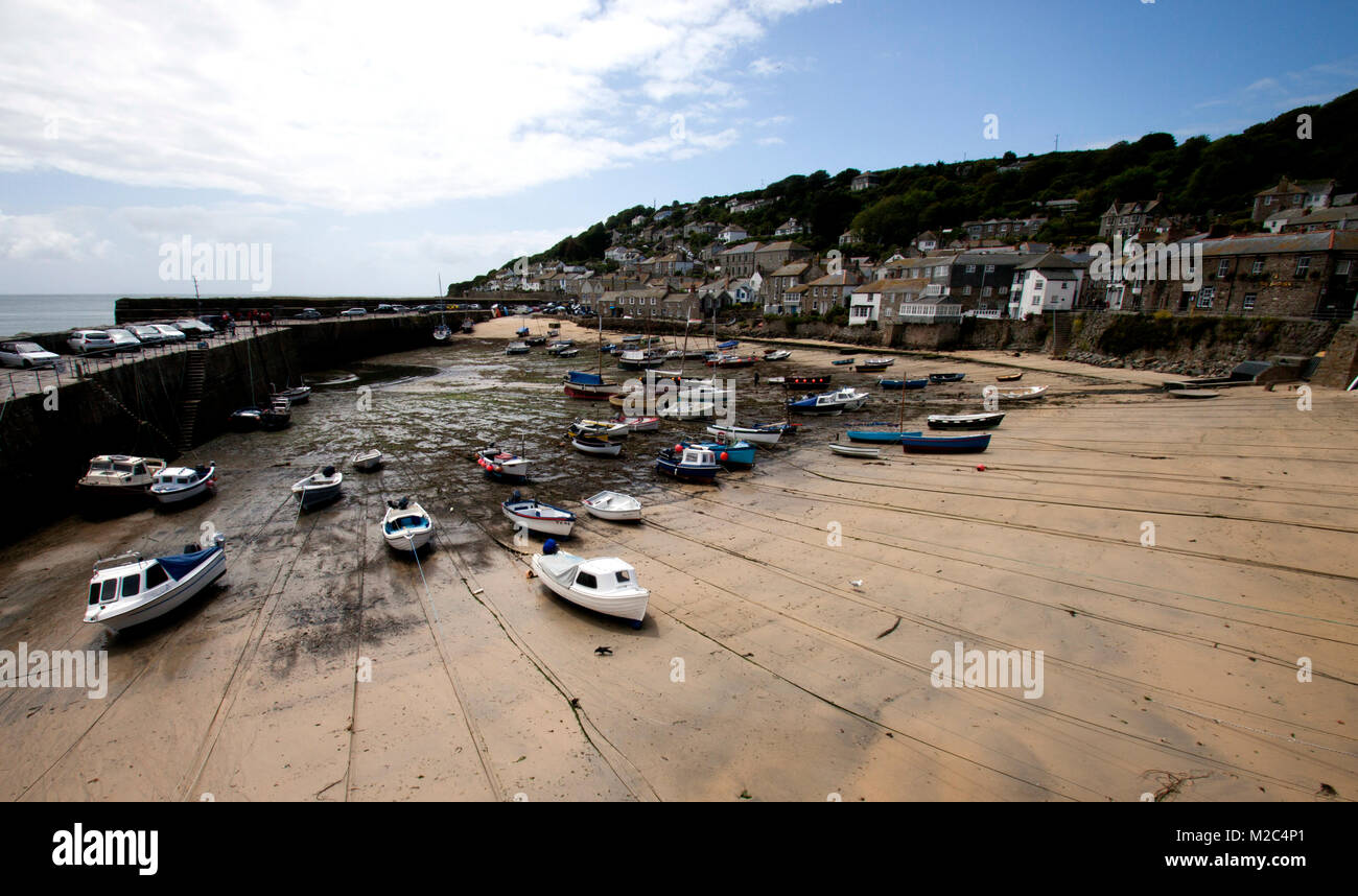 Barche ormeggiate nel porto del villaggio di pescatori di Mousehole, Cornovaglia Foto Stock