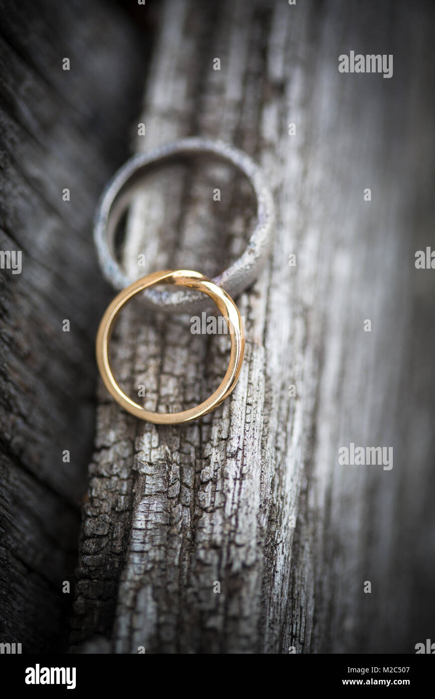 Due anelli di nozze su una superficie di legno, close-up Foto Stock