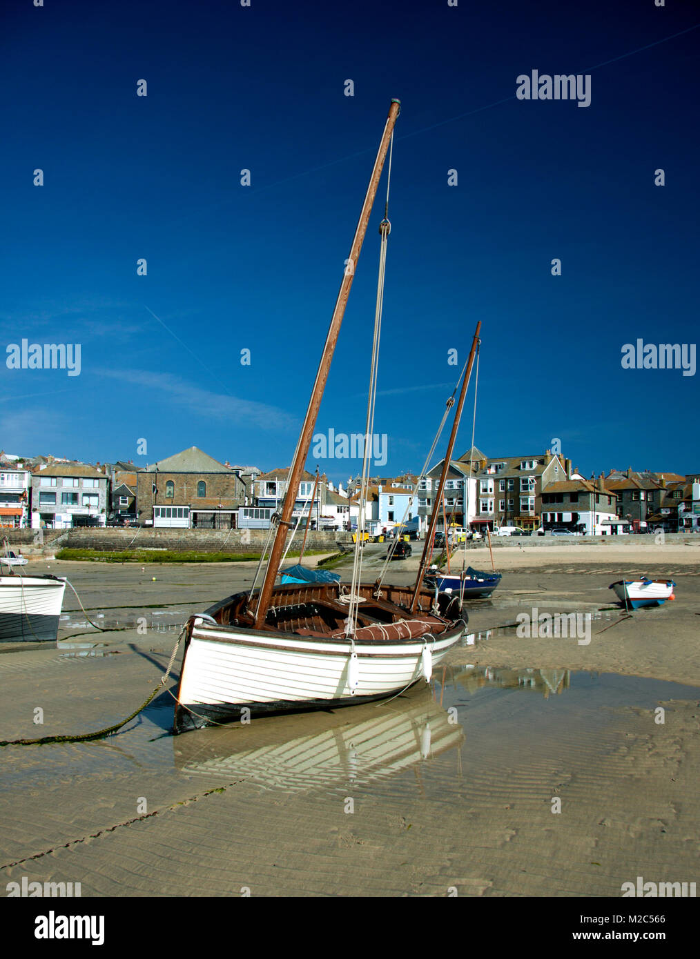 In legno barche a vela ormeggiata in St Ives, Cornwall a bassa marea Foto Stock