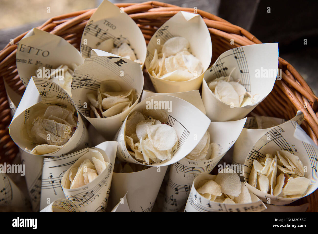 Cestello di carta coni, riempito con petali di fiori coriandoli, close-up Foto Stock