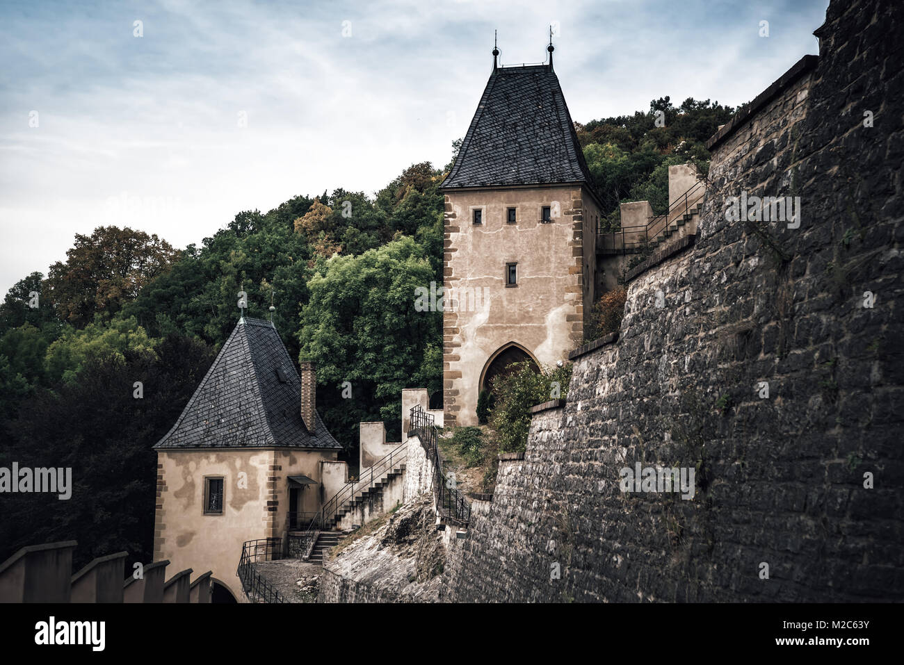 Torri e mura di epoca medievale famoso castello di Karlstejn. Villaggio di Karlstein, Central Bohemia Repubblica Ceca. Foto Stock