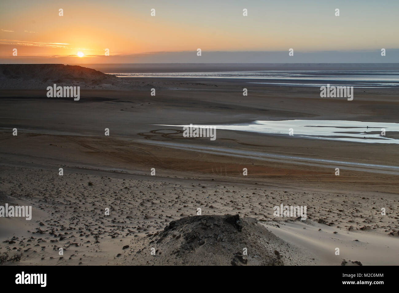 Una bellissima alba nel Sahara Occidentale Foto Stock