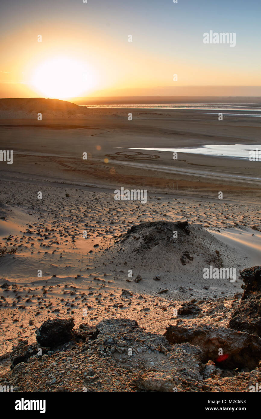 Una bellissima alba nel Sahara Occidentale Foto Stock