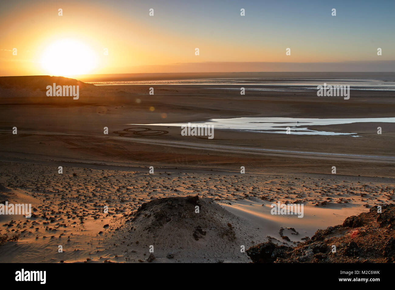 Una bellissima alba nel Sahara Occidentale Foto Stock