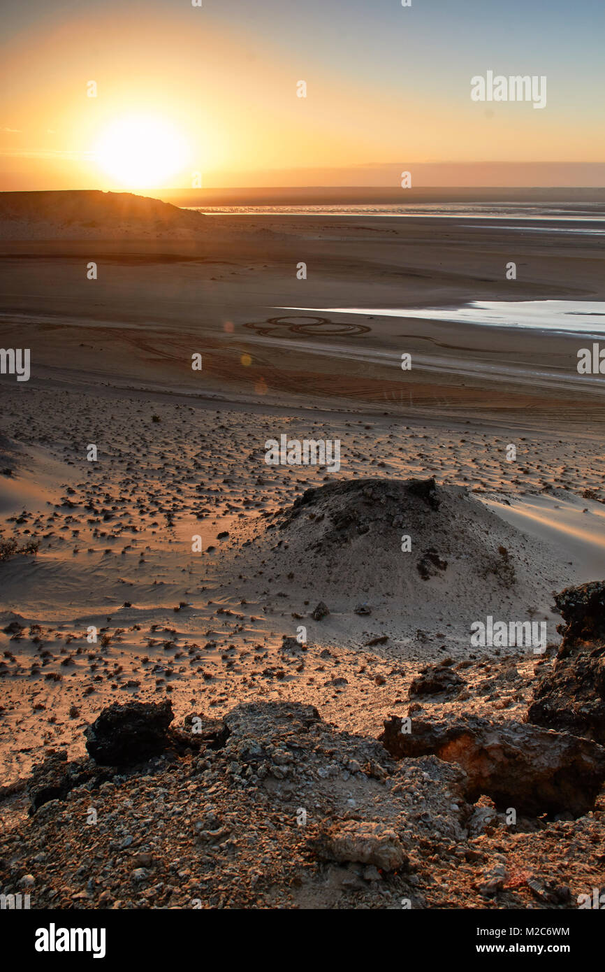 Una bellissima alba nel Sahara Occidentale Foto Stock