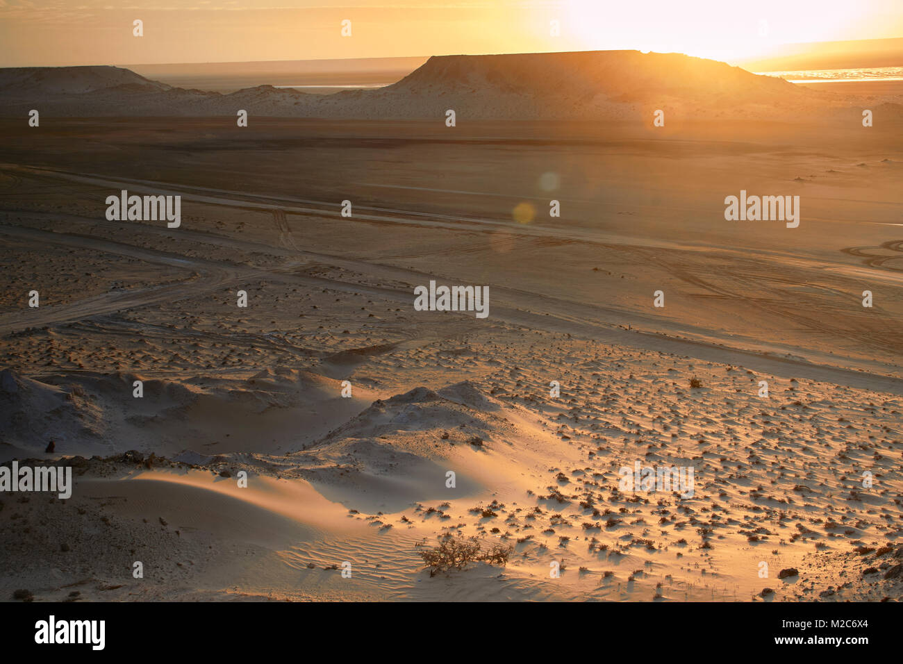 Una bellissima alba nel Sahara Occidentale Foto Stock