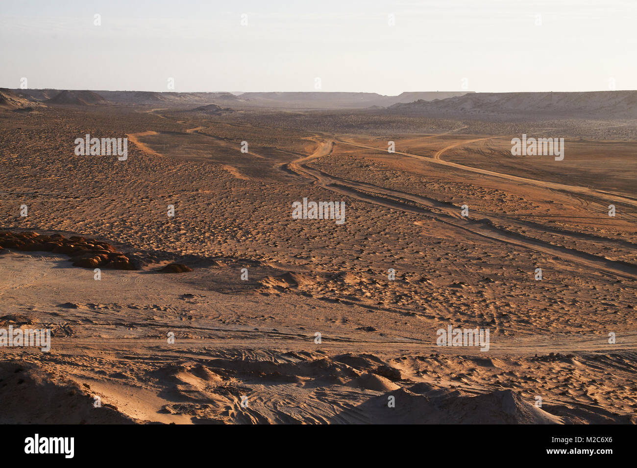 Le vie nel deserto di sabbia, Sahara Occidentale Foto Stock