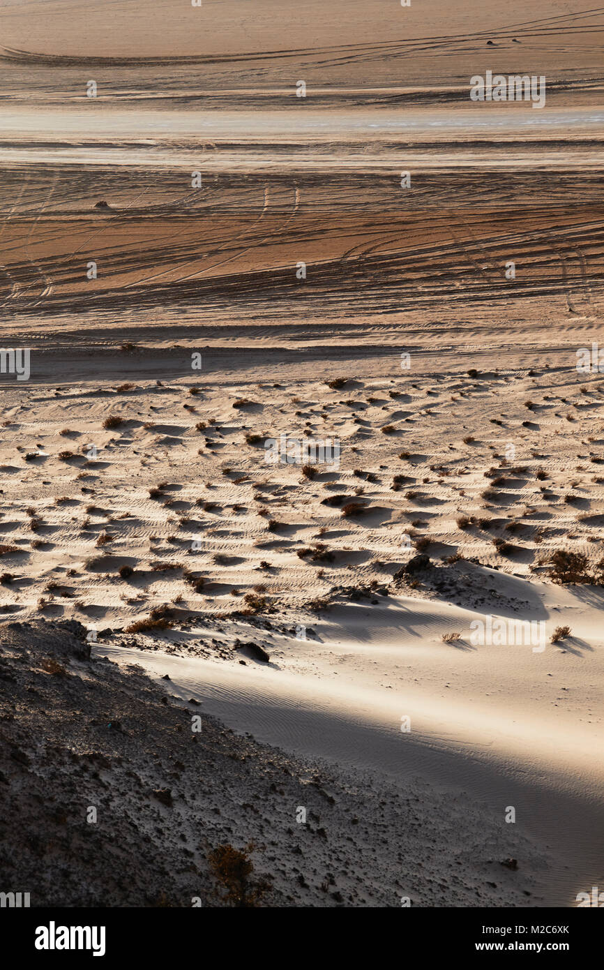 Le vie nel deserto di sabbia, Sahara Occidentale Foto Stock