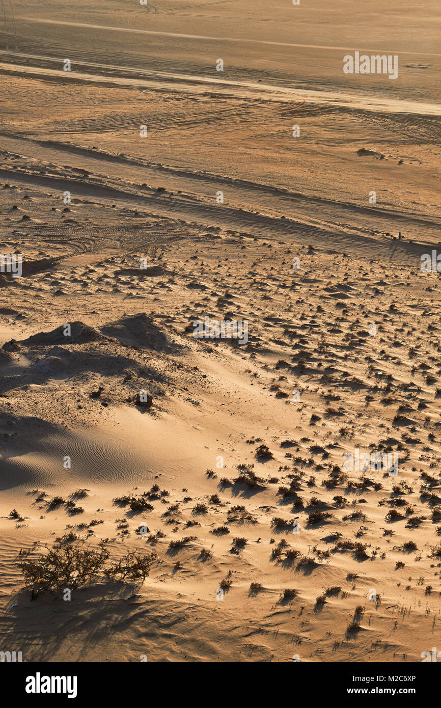 Le vie nel deserto di sabbia, Sahara Occidentale Foto Stock