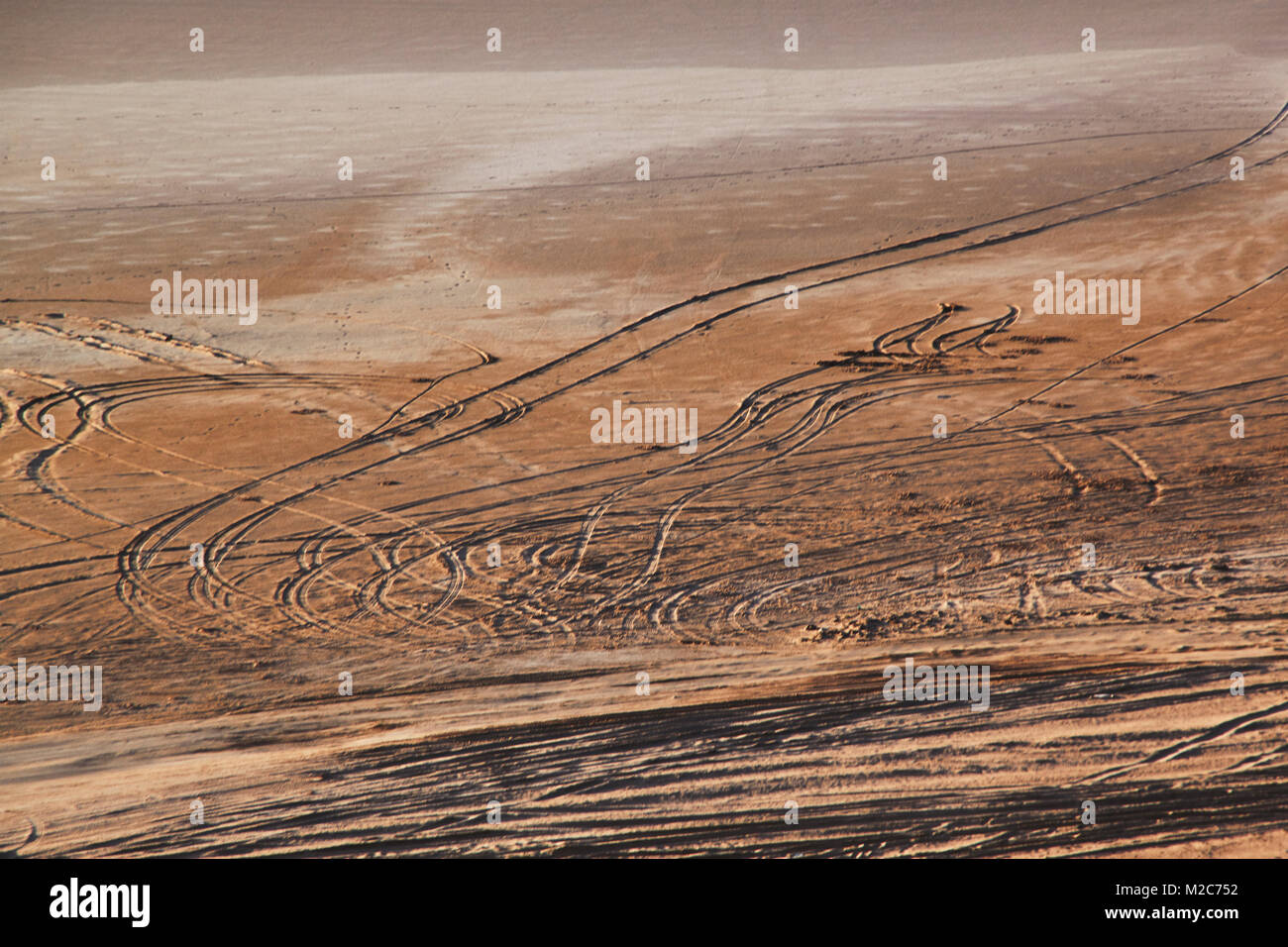 Le vie nel deserto di sabbia, Sahara Occidentale Foto Stock