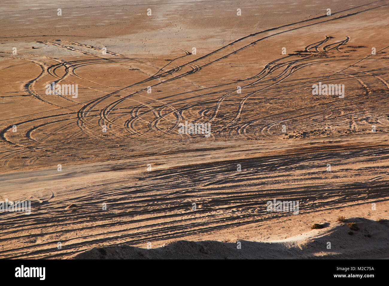 Le vie nel deserto di sabbia, Sahara Occidentale Foto Stock