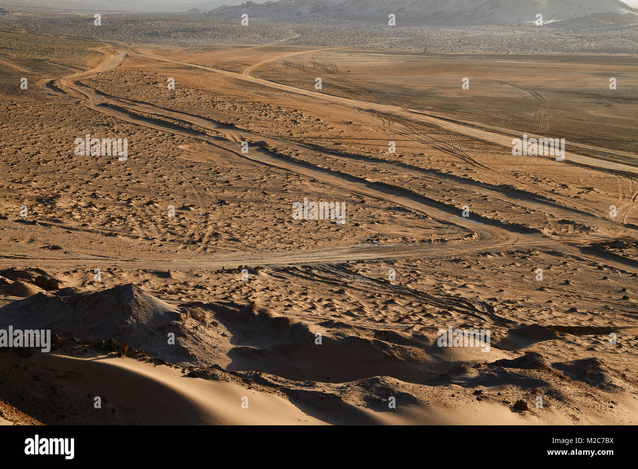 Le vie nel deserto di sabbia, Sahara Occidentale Foto Stock