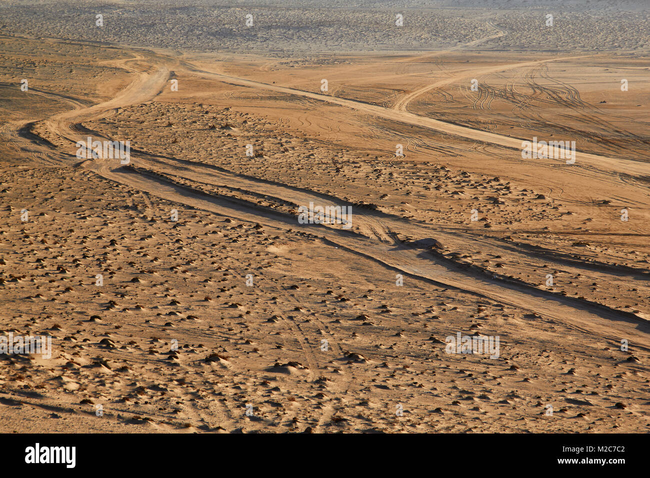 Le vie nel deserto di sabbia, Sahara Occidentale Foto Stock