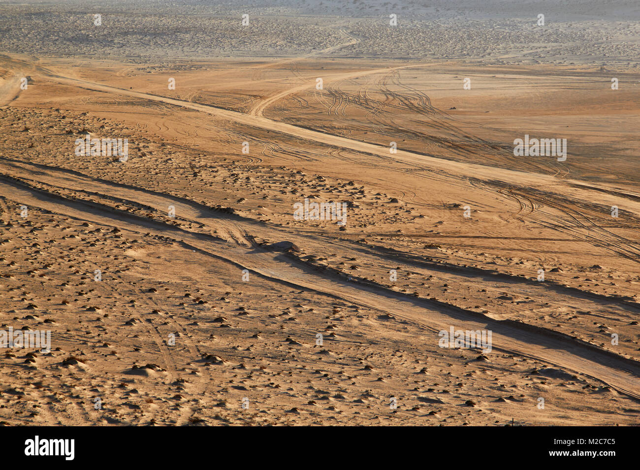 Le vie nel deserto di sabbia, Sahara Occidentale Foto Stock