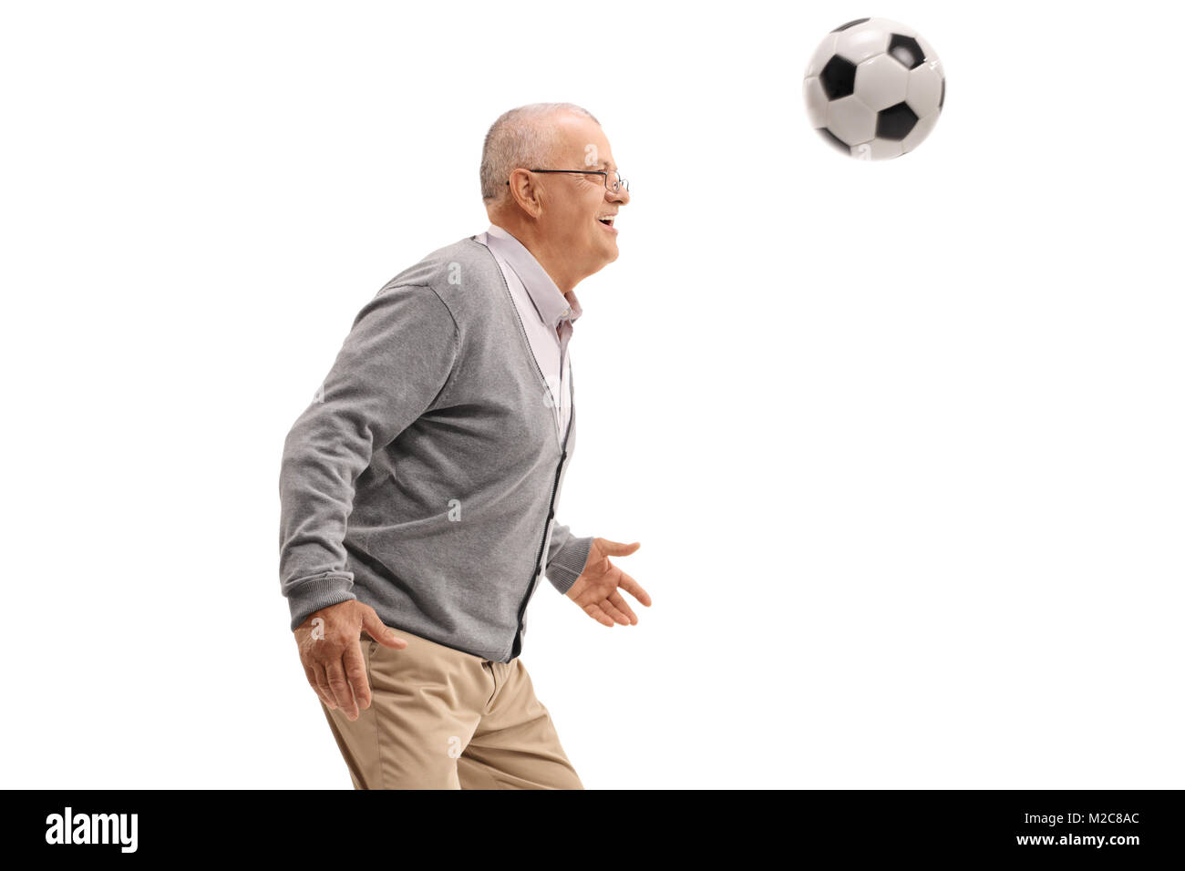 Senior giocando con un calcio isolati su sfondo bianco Foto Stock