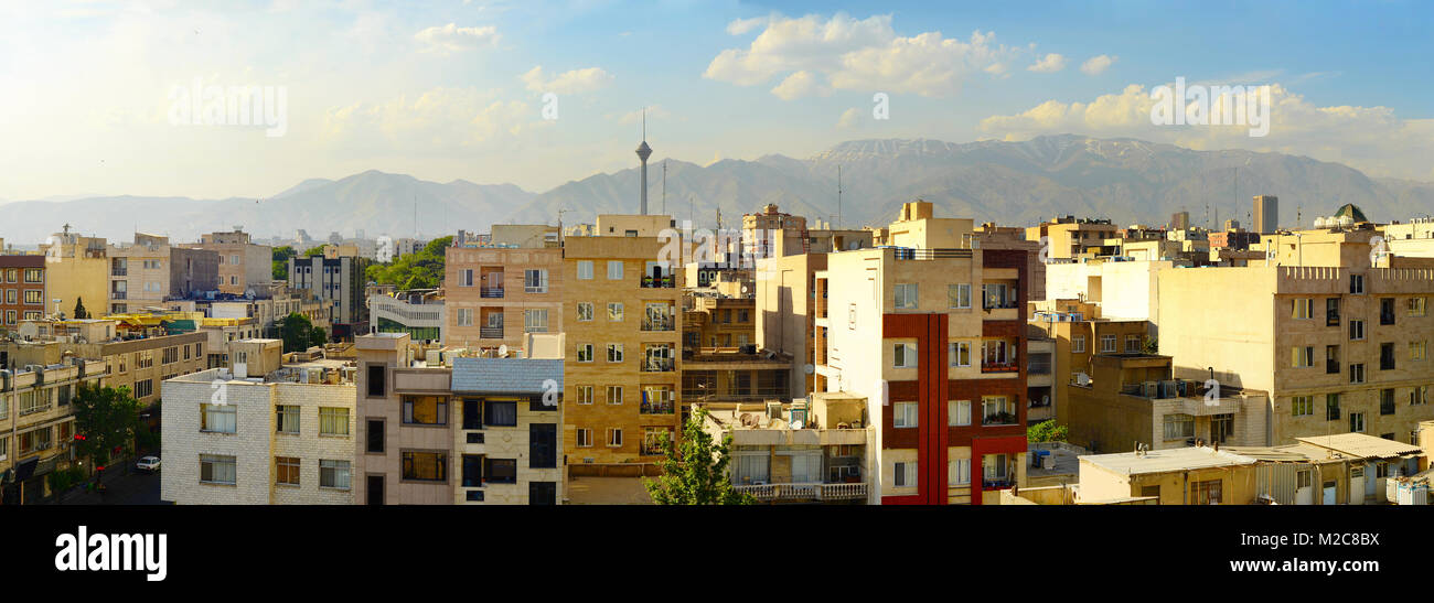 Panorama di Tehran con torre Milad in background. Iran Foto Stock