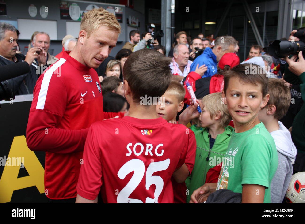 Bereitwillig gibt Mike Hanke einem jungen SC-Fan ein Autogramm - Trainingsauftakt SC Freiburg 2013 Foto Stock