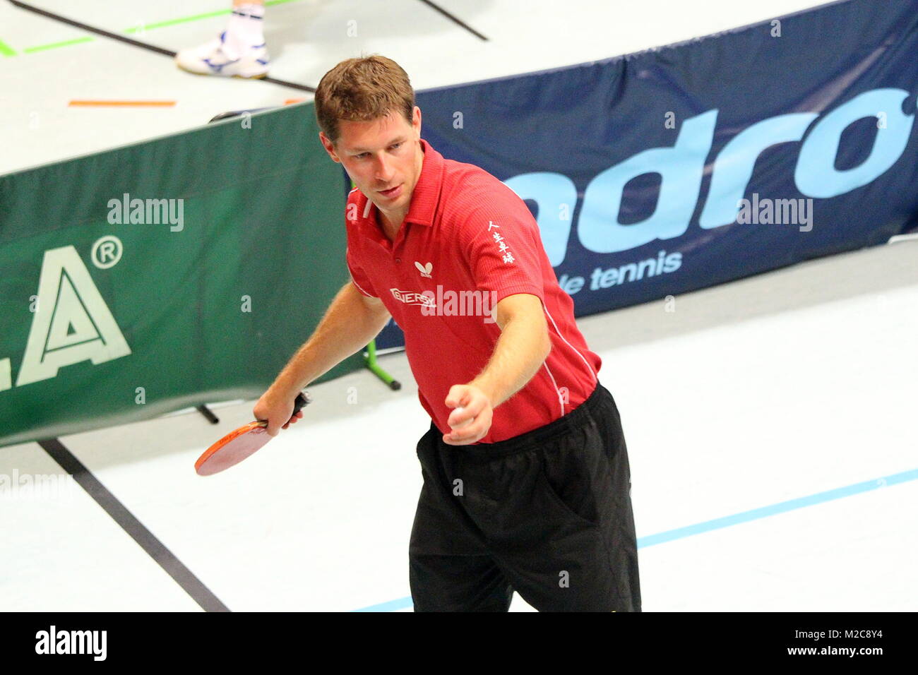 Aufschlag für Bastian Steger beim Sommerlehrgang der deutschen Tischtennis-Nationalmannschaft (Herren) in Hinterzarten Foto Stock