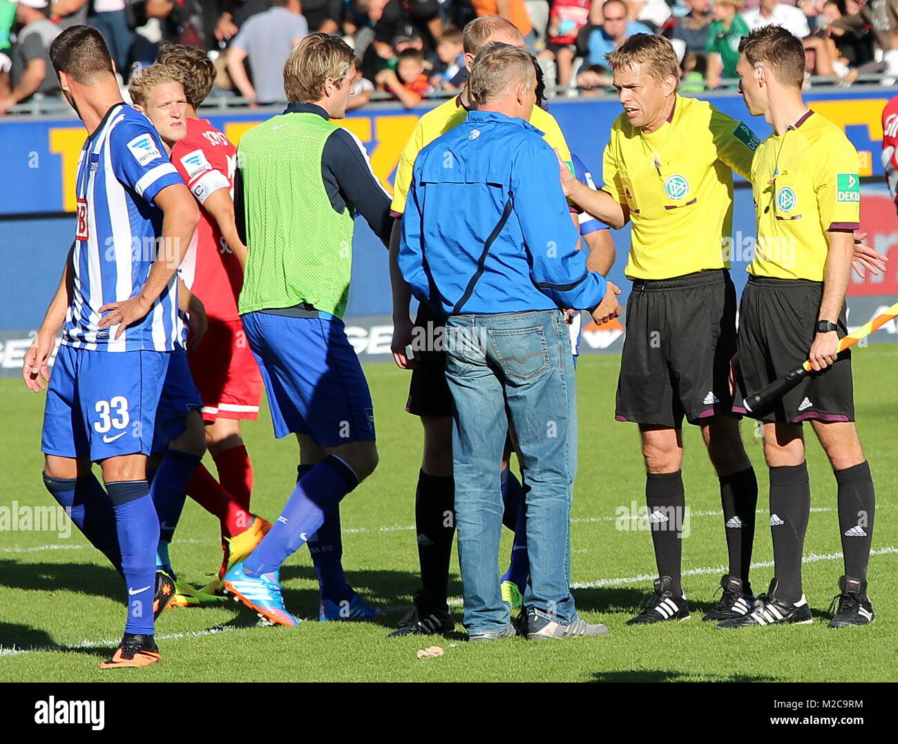 SC-Trainer Christian Streich hatte nach Schlußpfiff dem noch Gesprächsbedarf mit Schiedsrichter Dr. Jochen Drees - 1. Fussball-Bundesliga: 6. Sptgt. SC Freiburg vs. Hertha BSC Berlin Foto Stock