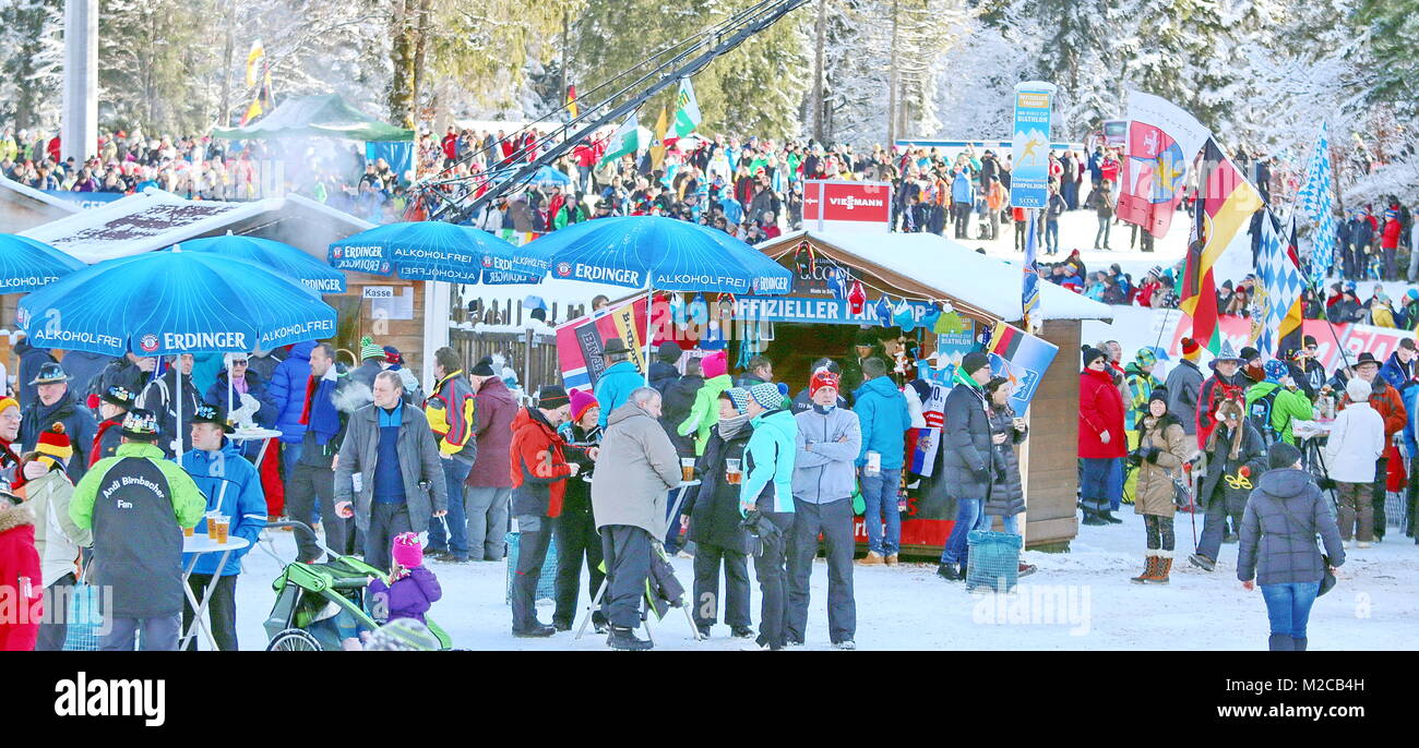 Stimmungsbild von der Strecke mit den Verpflegungständen aus der Chiemgau Arena beim IBU Biathlon Weltcup Massenstart Frauen in Ruhpolding Foto Stock