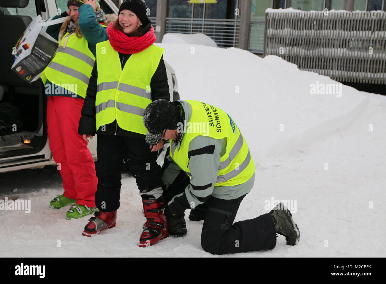 Skistiefel anziehen beim SVS Breitensport - Festival "chulen im Schnee" 2015 auf dem Feldberg Foto Stock