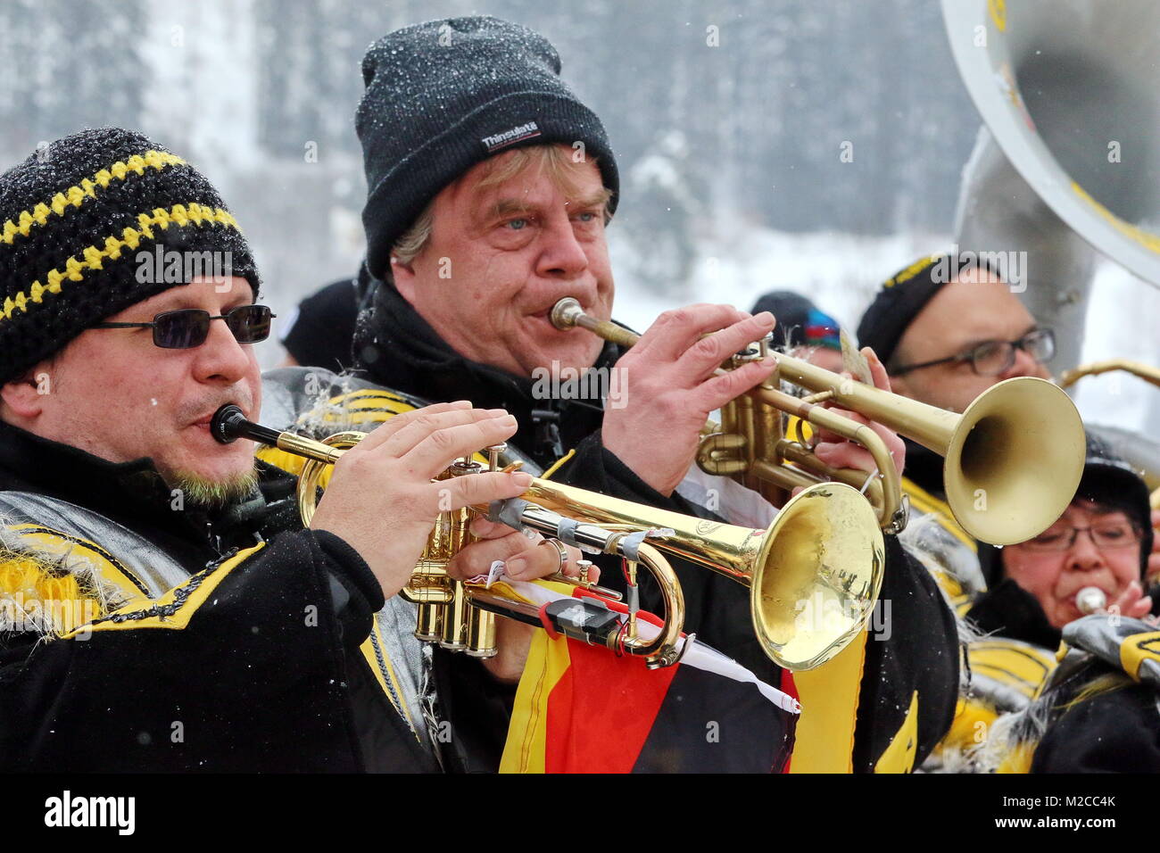 Guggemusiker blasen kräftig in die Trompete beim 2. Wettkampf Weltcup-Skispringen Tititsee-Neustadt Foto Stock