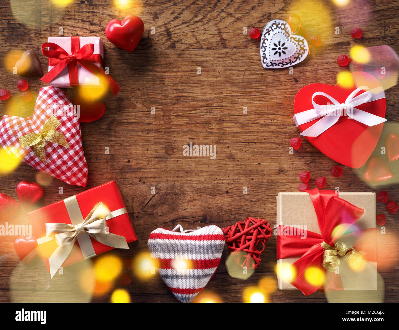 Il giorno di San Valentino sfondo con cuori e regali sul tavolo di legno. Vista da sopra Foto Stock