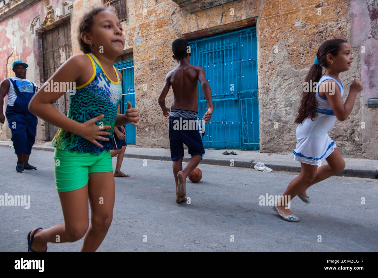 I bambini cubani che giocano a calcio o di calcio in strada. L'Avana, Cuba. Foto Stock