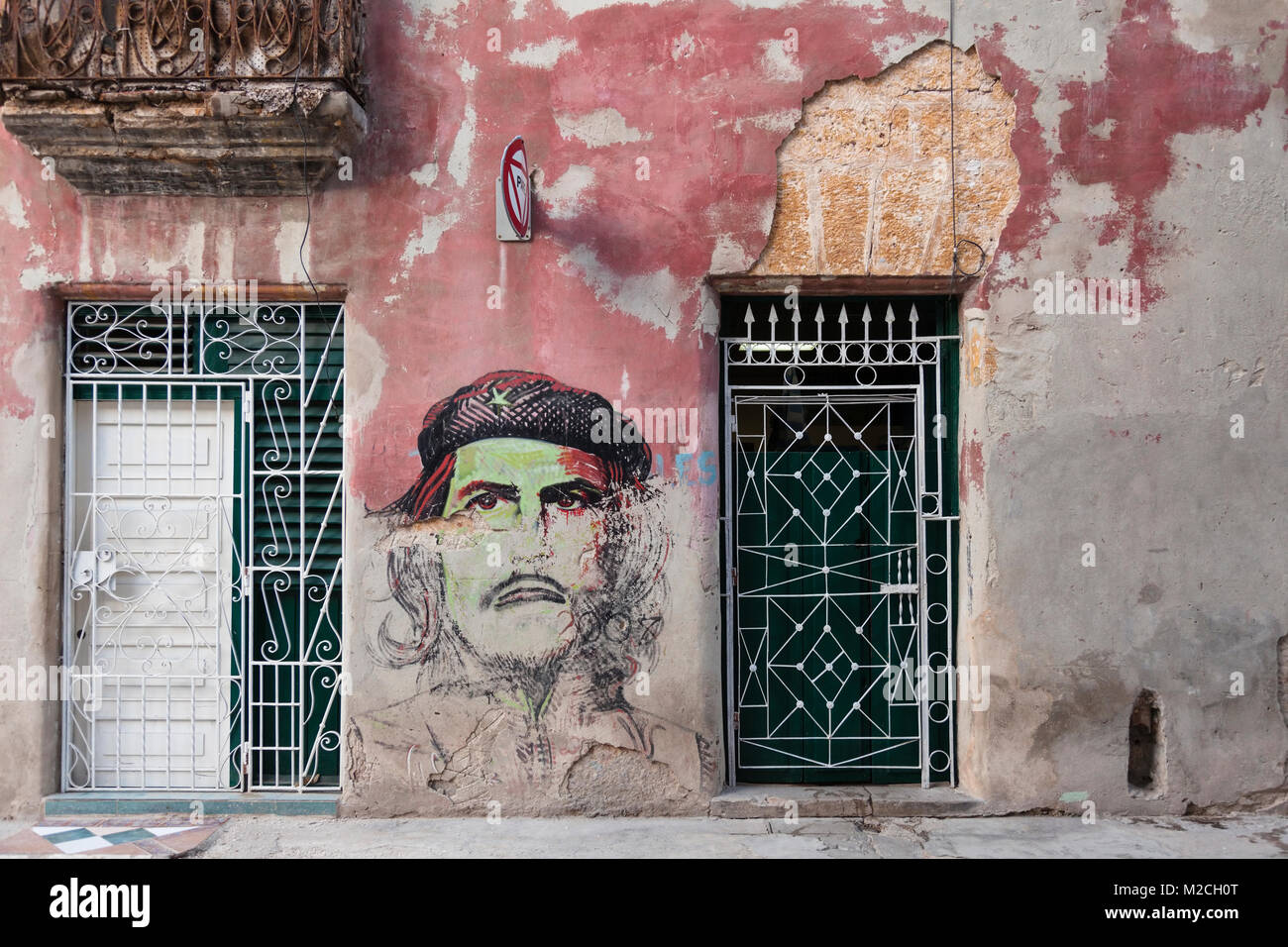 Ernesto "Che" Guevara graffiti sul lato di un edificio nella Città dell Avana, Cuba. Foto Stock