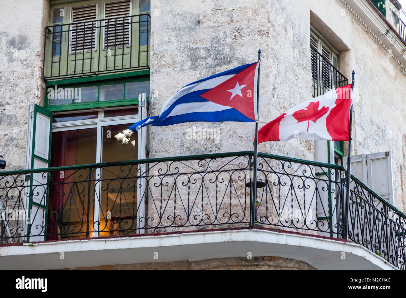 Un cubano e una bandiera canadese a fianco a fianco in Avana, Cuba. Foto Stock