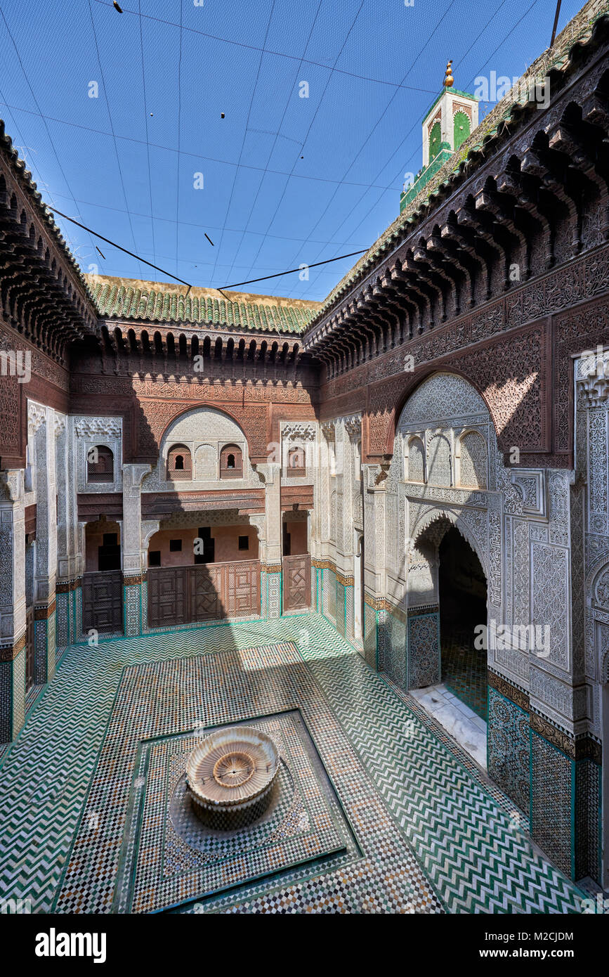 Cortile interno della scuola islamica Bou Inania Madrasa con tipici ornato architettura moresca, Meknes, Marocco, Africa Foto Stock