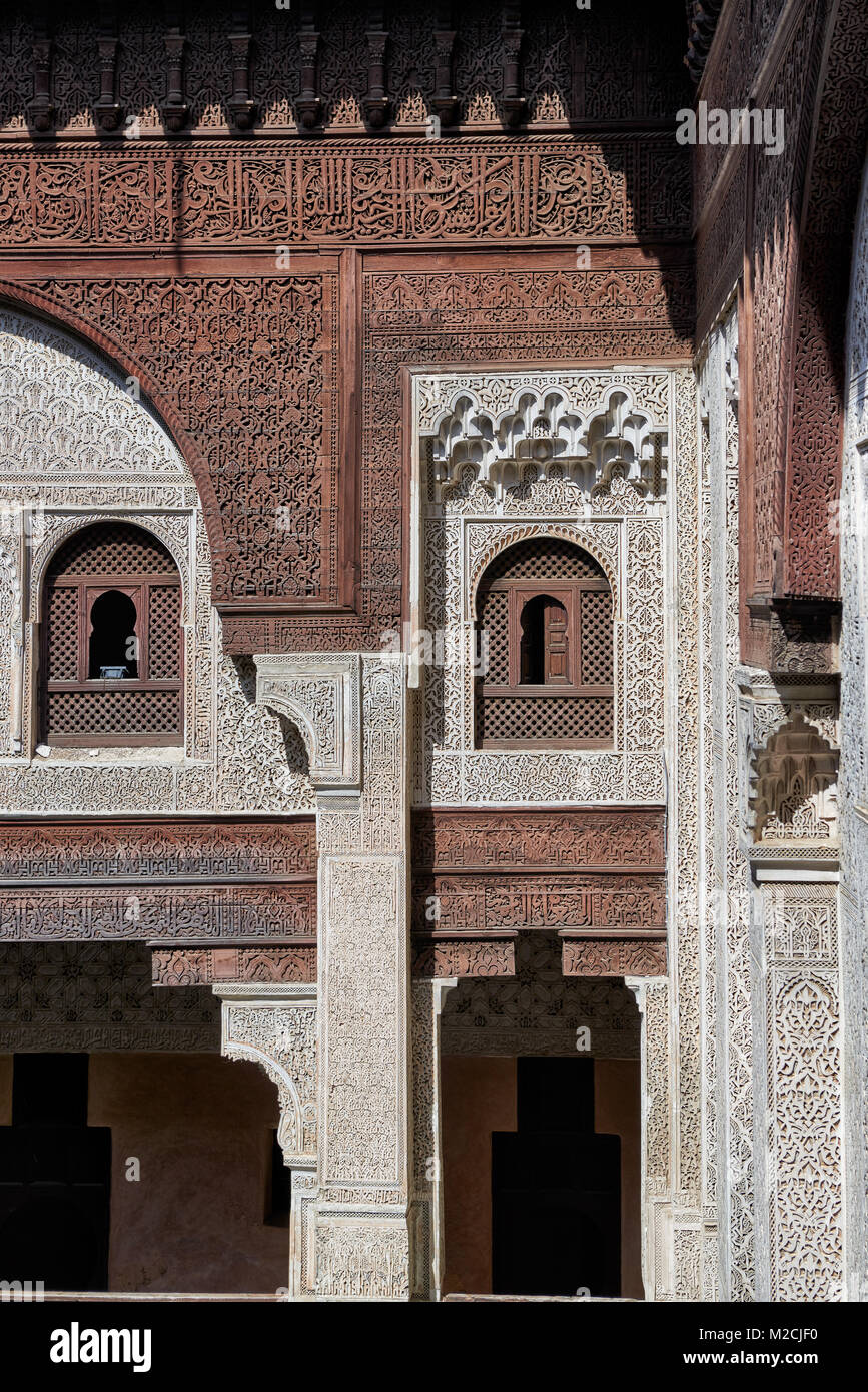 Cortile interno della scuola islamica Bou Inania Madrasa con tipici ornato architettura moresca, Meknes, Marocco, Africa Foto Stock