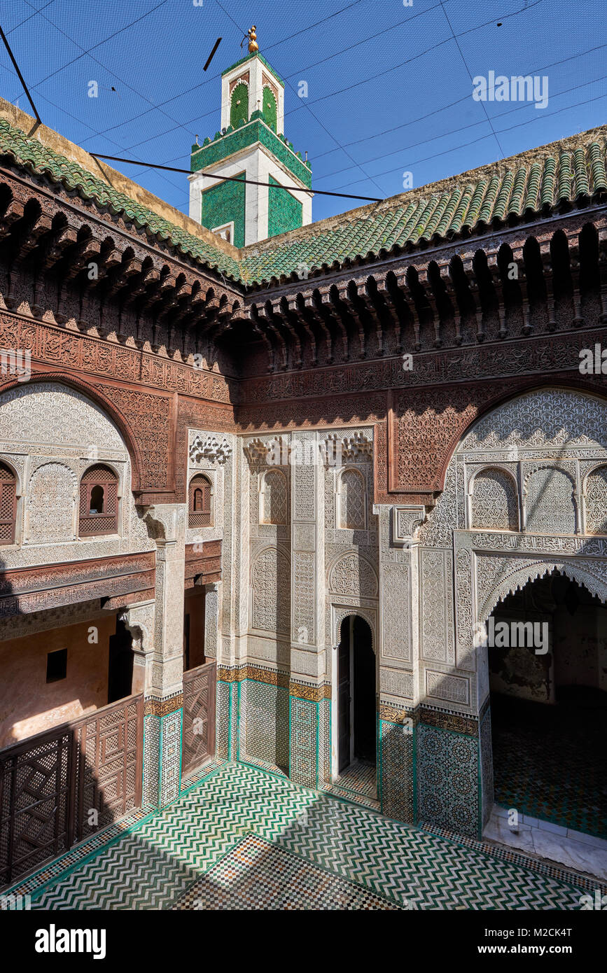 Cortile interno della scuola islamica Bou Inania Madrasa con tipici ornato architettura moresca, Meknes, Marocco, Africa Foto Stock