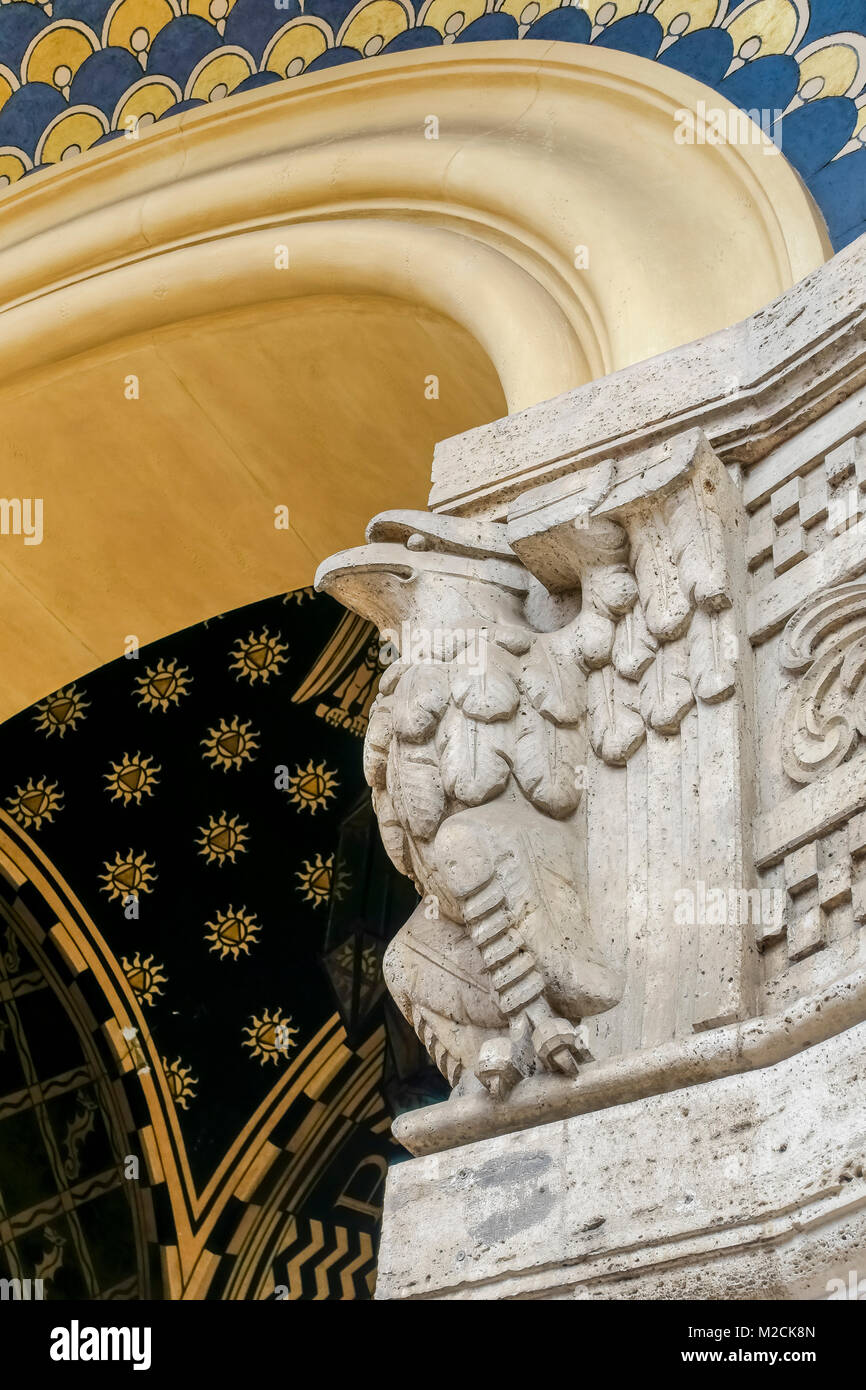 Casa facciata di edificio. Particolare di una decorazione sul soffitto a volta. Architetto Gino Coppedè. In stile Art Deco. Roma, Italia. Chiudere fino a basso angolo di visione. Foto Stock