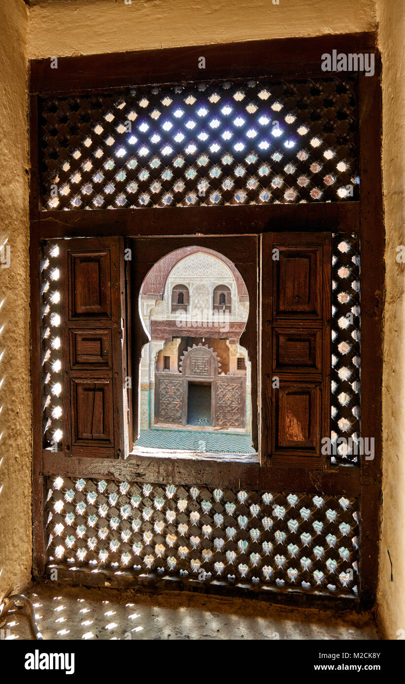 Cortile interno della scuola islamica Bou Inania Madrasa con tipici ornato architettura moresca, Meknes, Marocco, Africa Foto Stock