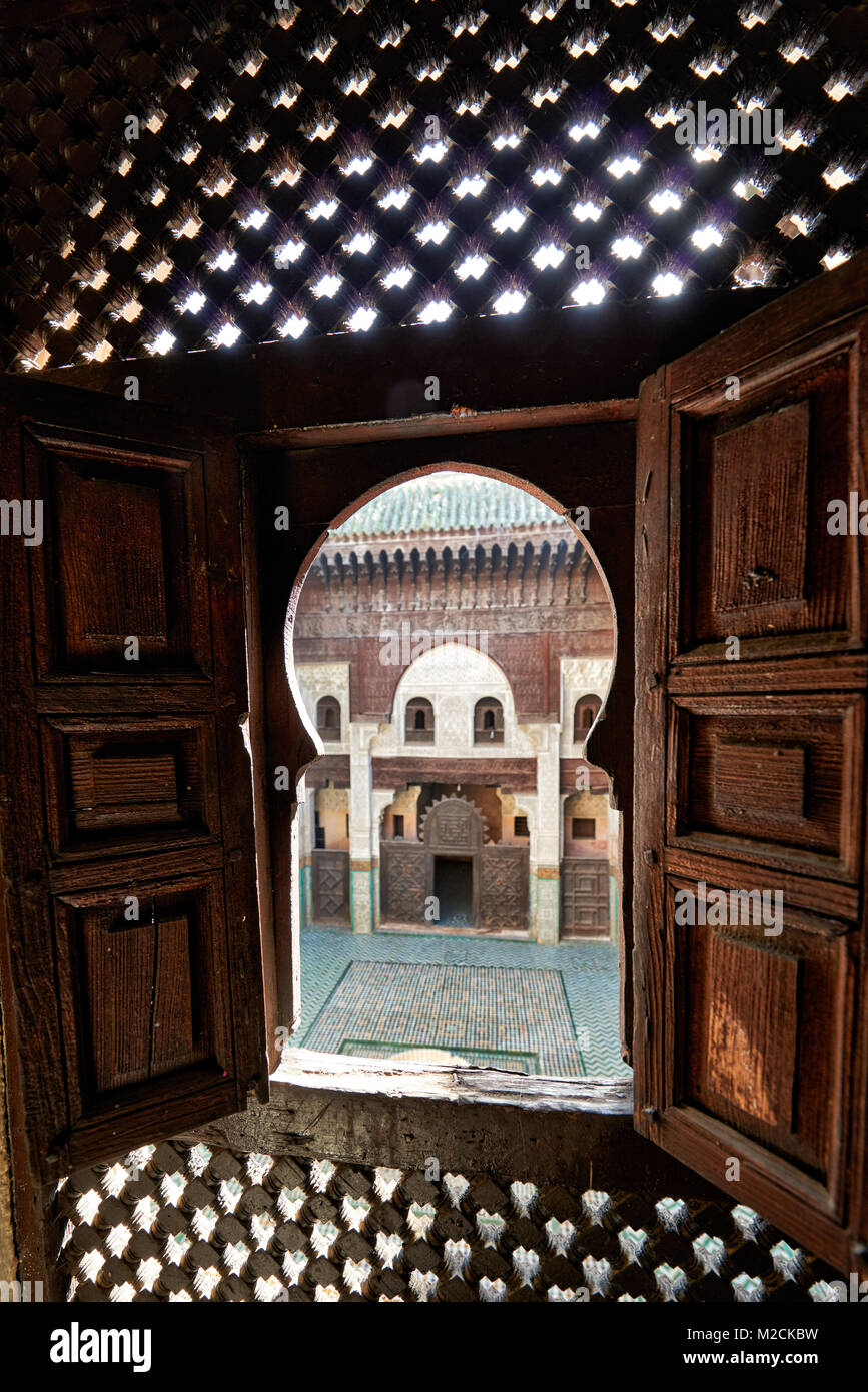Cortile interno della scuola islamica Bou Inania Madrasa con tipici ornato architettura moresca, Meknes, Marocco, Africa Foto Stock