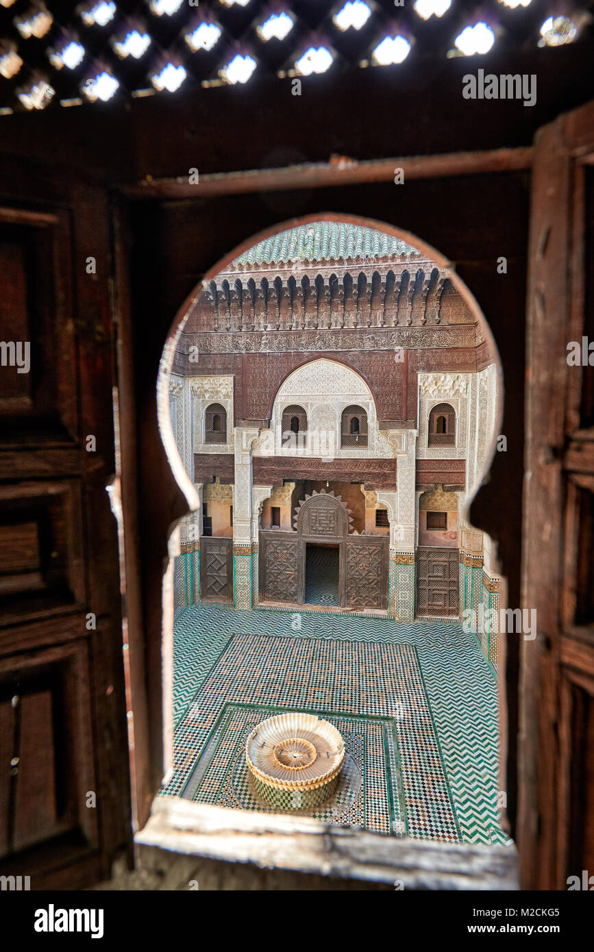 Cortile interno della scuola islamica Bou Inania Madrasa con tipici ornato architettura moresca, Meknes, Marocco, Africa Foto Stock