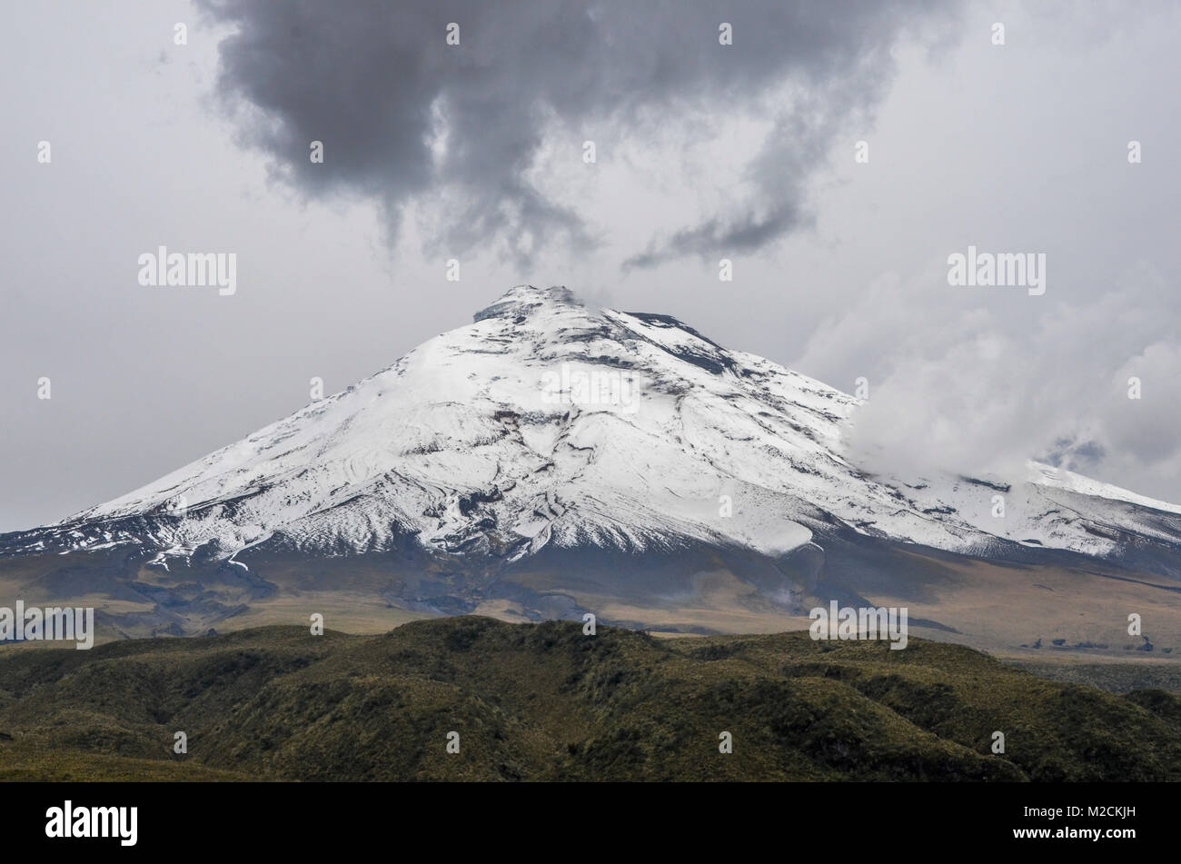 Cotopaxi è uno stratovulcano attivo nelle montagne delle Ande che raggiunge un altezza di 5,897 m (19,347 ft) Foto Stock