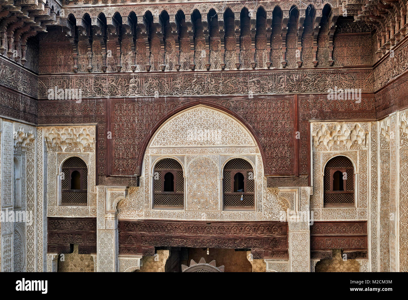 Cortile interno della scuola islamica Bou Inania Madrasa con tipici ornato architettura moresca, Meknes, Marocco, Africa Foto Stock