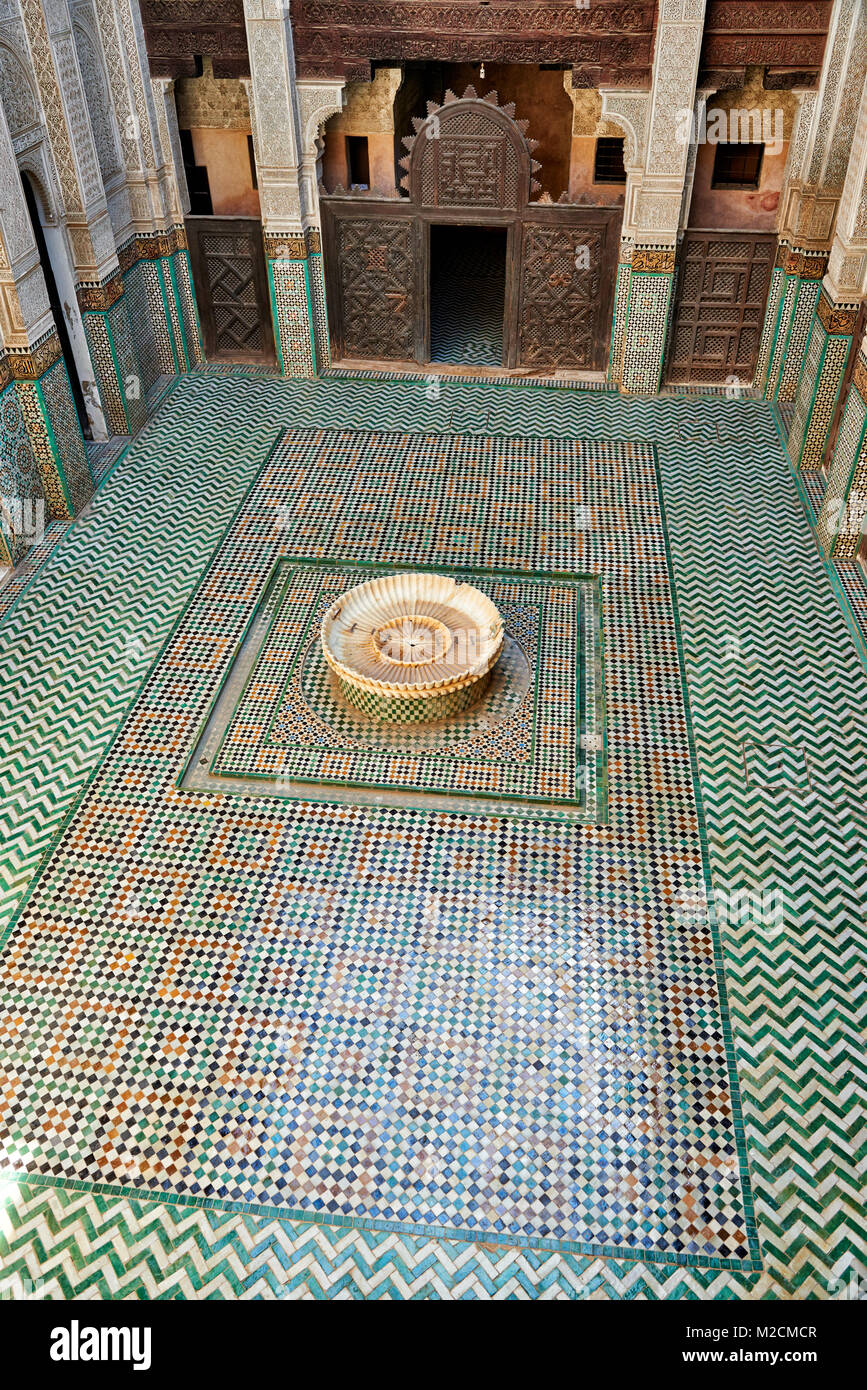 Cortile interno della scuola islamica Bou Inania Madrasa con tipici ornato architettura moresca, Meknes, Marocco, Africa Foto Stock