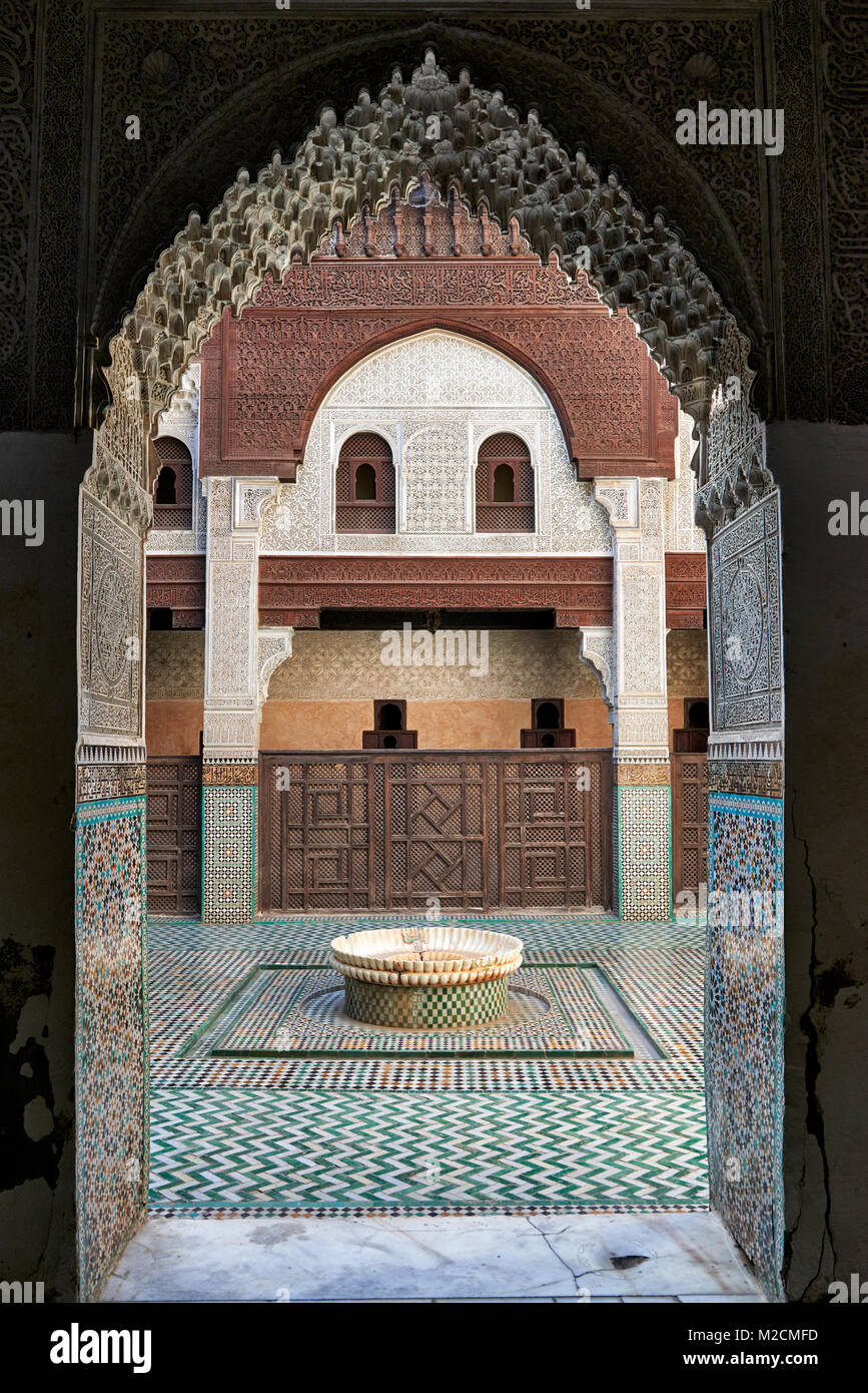 Cortile interno della scuola islamica Bou Inania Madrasa con tipici ornato architettura moresca, Meknes, Marocco, Africa Foto Stock